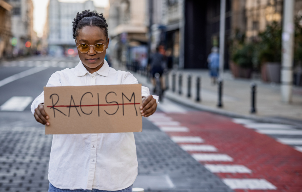 Discriminations dans les soins : la Défenseure des droits réclame des sanctions à la hauteur