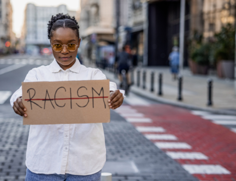 Discriminations dans les soins : la Défenseure des droits réclame des sanctions à la hauteur