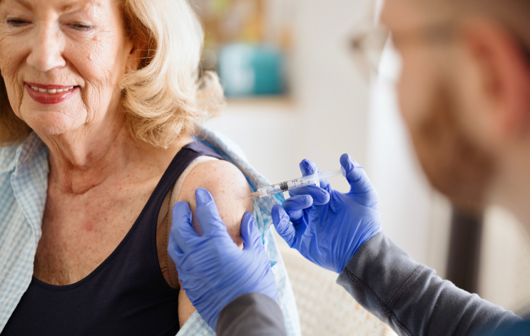 Vaccin Efluelda : bientôt disponible selon Sanofi mais quid des précommandes ?