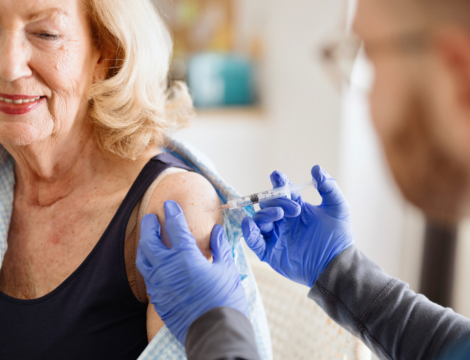 Vaccin Efluelda : bientôt disponible selon Sanofi mais quid des précommandes ?