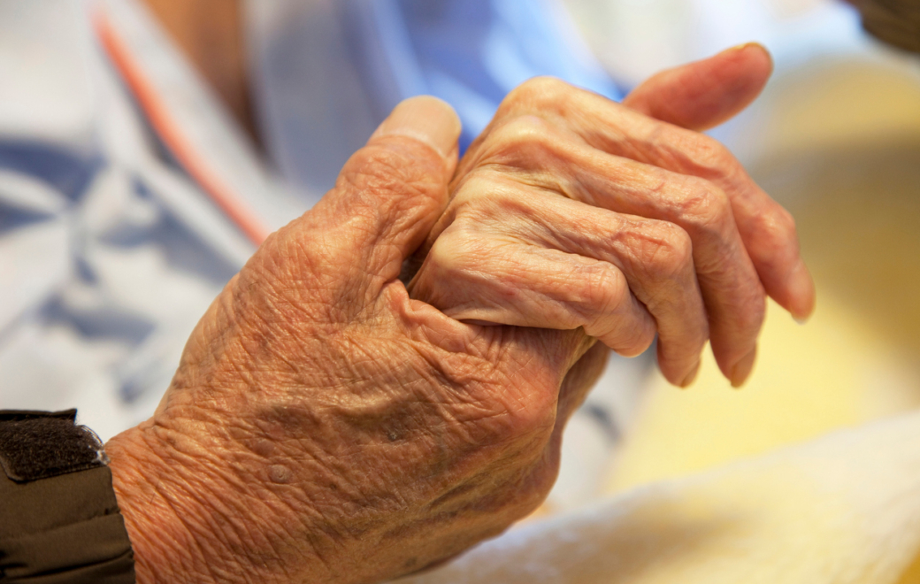 Aide à mourir : l’absence de clause pour les pharmaciens fait débat