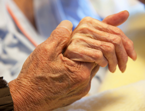 Aide à mourir : l’absence de clause pour les pharmaciens fait débat