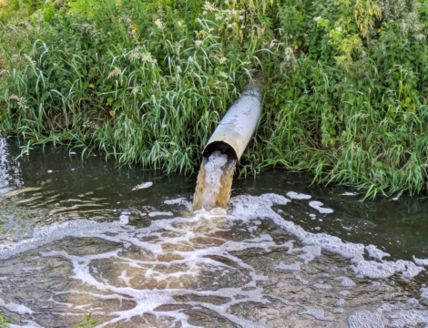 Taxe sur les eaux usées : Bruxelles veut faire payer les labos