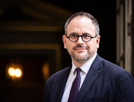 « Ce ne sont pas les pharmaciens les profiteurs » : Aurélien Rousseau monte au créneau contre la baisse des remises