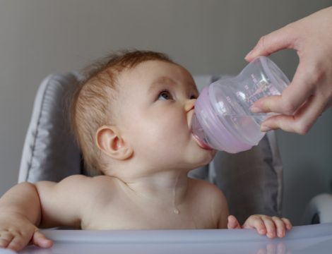 Peut-on utiliser des pastilles pour solution hydratante à la place d’un SRO pour un bébé qui a la diarrhée ?