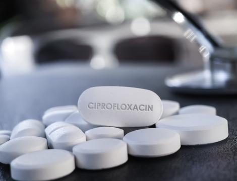 Analyse d’ordonnance : une fluoroquinolone pour traiter l’infection urinaire de Lorène