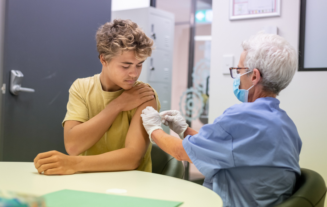 La vaccination contre les méningocoques ACWY entre au collège