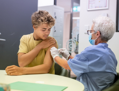 La vaccination contre les méningocoques ACWY entre au collège