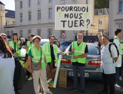 450 manifestants à Tours pour défendre l’officine
