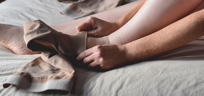 Compression veineuse : un meilleur enfilage avec le set Doff N’Donner