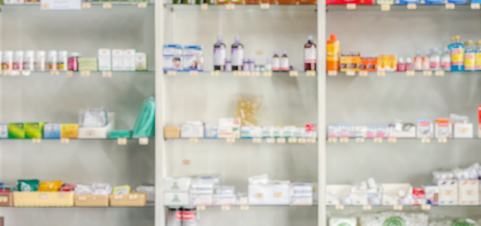 Comment est établie la liste des médicaments de médication officinale par l’ANSM ?