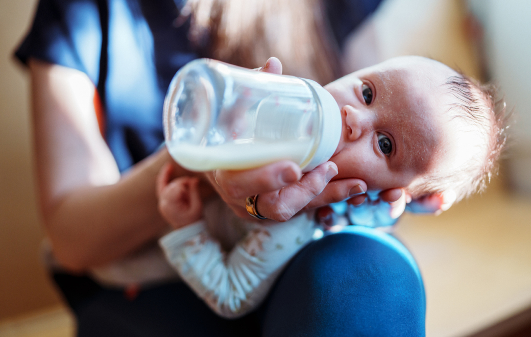 Alimentation spéciale pour nourrissons : le monopole pharmaceutique est confirmé jusqu’à 6 mois