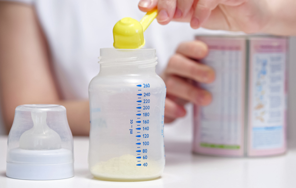 Rappel des laits infantiles Guigoz et Nidal : la gestion de Nestlé interrogée