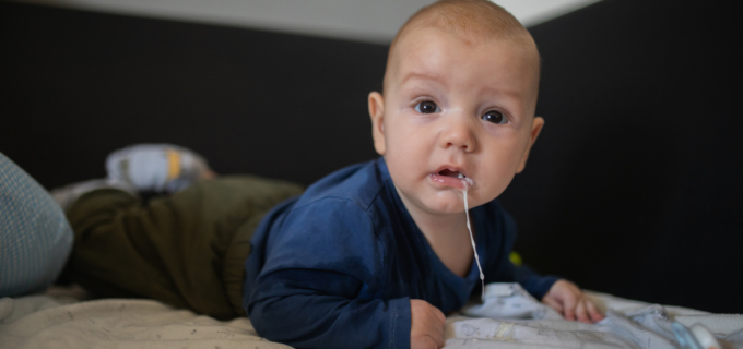 Quels sont les laits adaptés au RGO du nourrisson et comment les dispenser ?