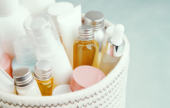 Moins de cosmétiques, moins de polluants chimiques : un effet rapide démontré
