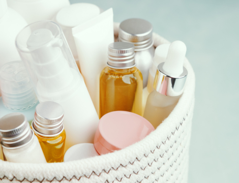 Moins de cosmétiques, moins de polluants chimiques : un effet rapide démontré