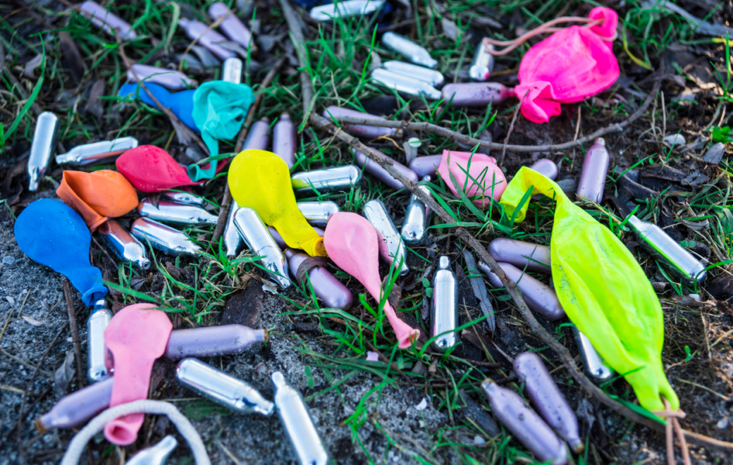 Quelles sont les manifestations cliniques évocatrices d’une exposition chronique ou excessive au protoxyde d’azote ?