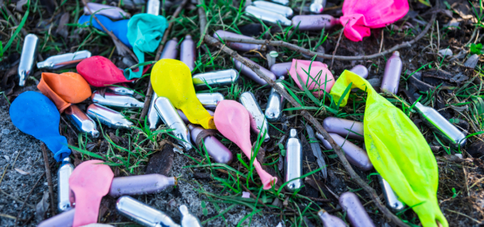 Quelles sont les manifestations cliniques évocatrices d’une exposition chronique ou excessive au protoxyde d’azote ?